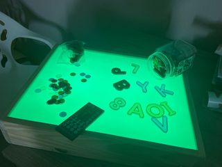 Mesa de luz con accesorios