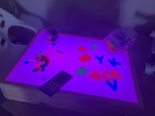 Mesa de luz con accesorios