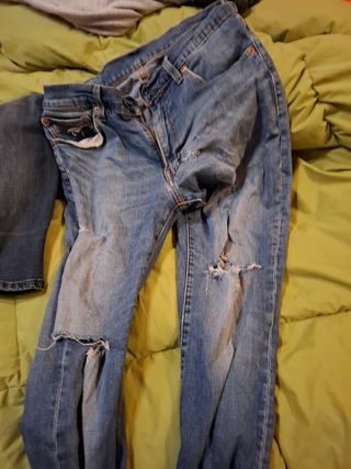 Pantalón vaquero roto