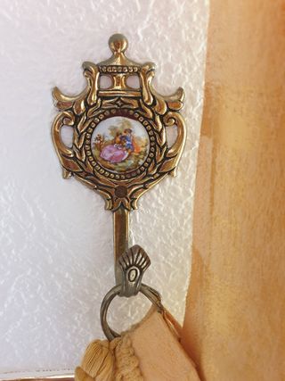 Dos ganchos para cortinas