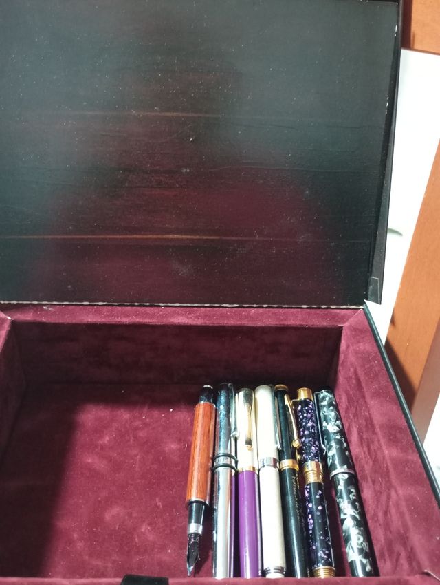 Caja de plumas muy bonita para col