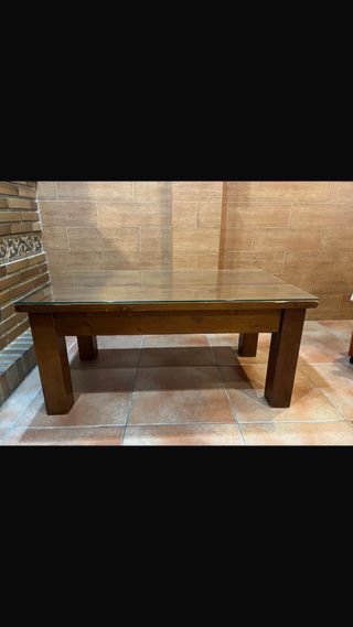 Mesa de madera maciza.