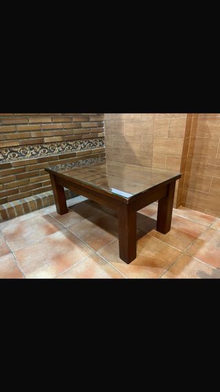 Mesa de madera maciza.