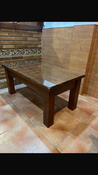 Mesa de madera maciza.