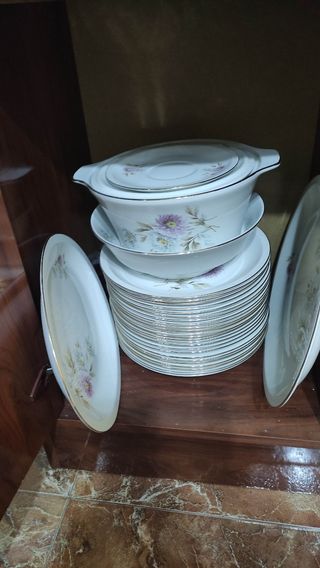 Vajilla de porcelana antigua