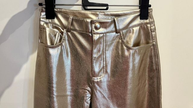 Pantalón dorado Stradivarius