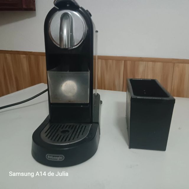 Cafetera cápsulas delonghi negra.