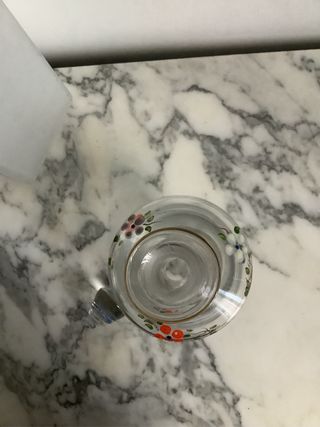 Jarron de vidrio pintado a mano