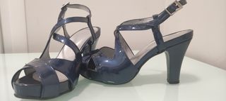 Zapatos de tacón azul marino brillante 