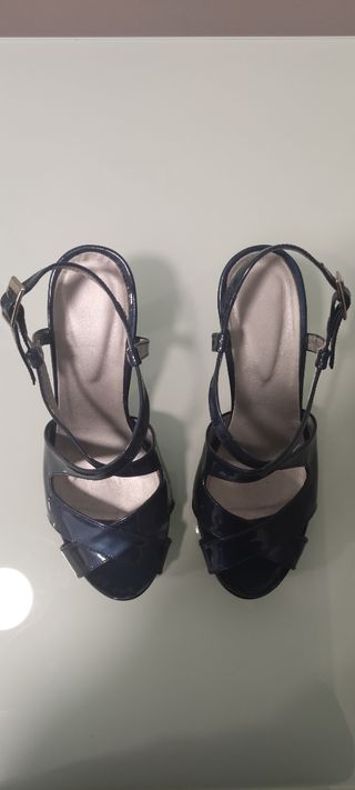 Zapatos de tacón azul marino brillante 