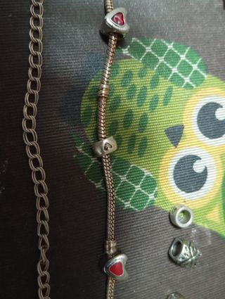 Bisutería, pulseras hechas a mano, anillos, muñeco