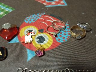 Bisutería, pulseras hechas a mano, anillos, muñeco