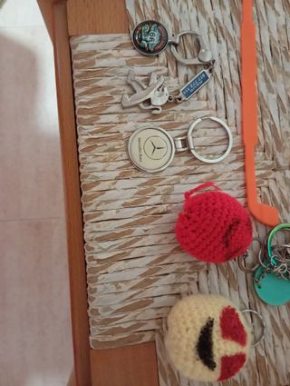 Bisutería, pulseras hechas a mano, anillos, muñeco