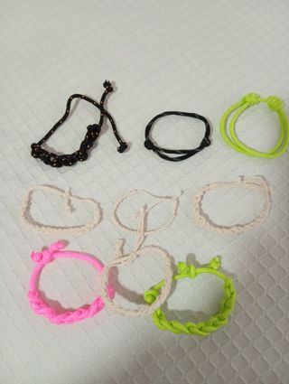Bisutería, pulseras hechas a mano, anillos, muñeco