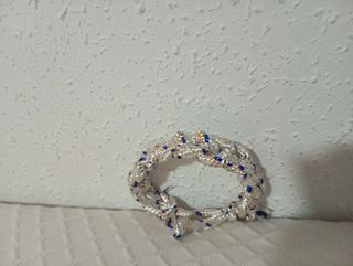 Bisutería, pulseras hechas a mano, anillos, muñeco