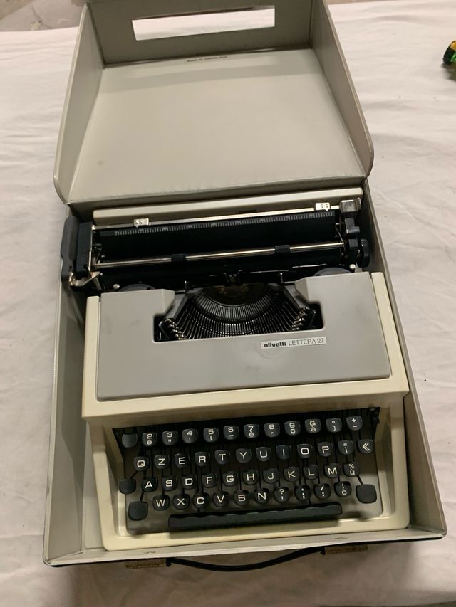 Macchina da scrivere 27 olivetti