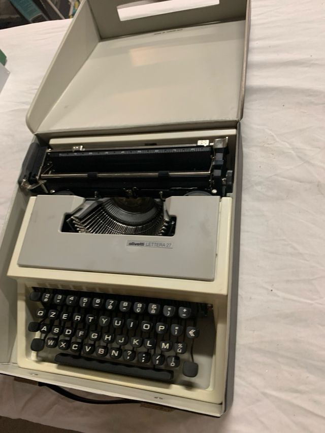 Macchina da scrivere 27 olivetti