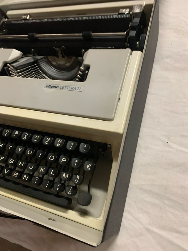 Macchina da scrivere 27 olivetti
