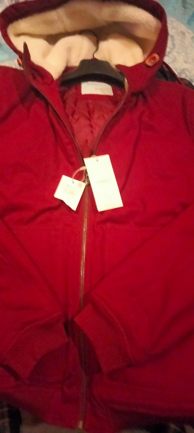 Cazadora bómber con capucha