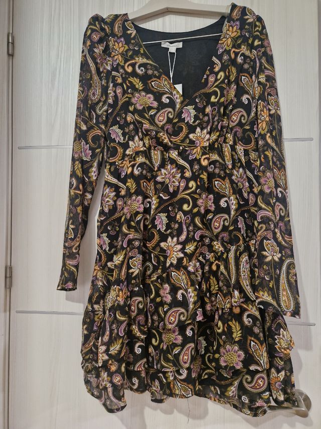 Vestido corto con etiqueta