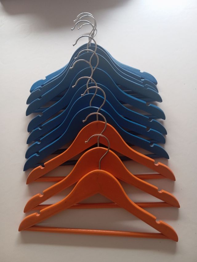 Lote de 11 perchas de madera