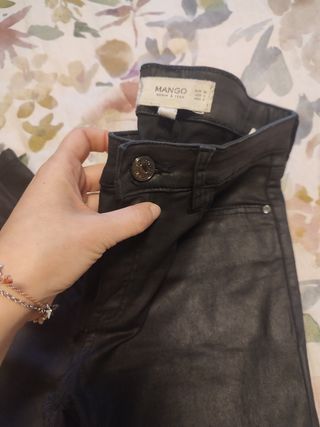 Pantalones de cuero negros Mango