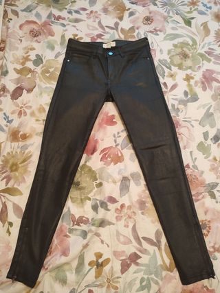 Pantalones de cuero negros Mango