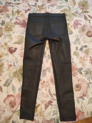 Pantalones de cuero negros Mango