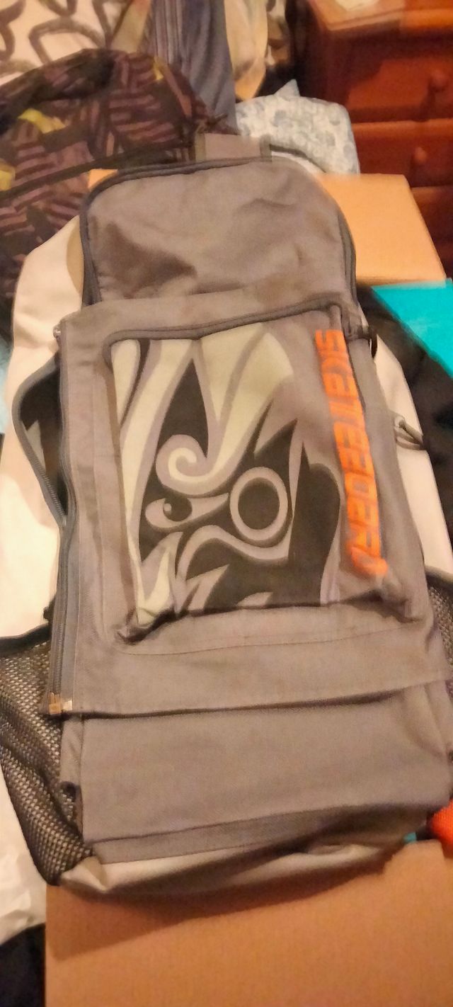 Mochila con sistema para transportar skateboar