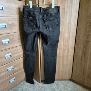 Pantalón vaquero pitillo roto