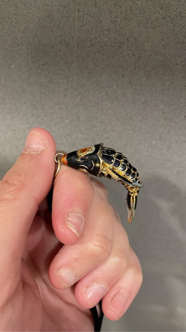 Collar largocon colgante de pez carpa esmaltado