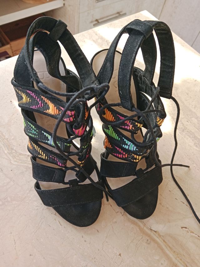 Sandalias tacón étnicas BERSHKA 