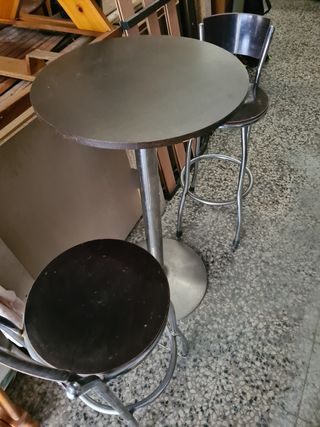 Mesa alta y 2 taburetes altos