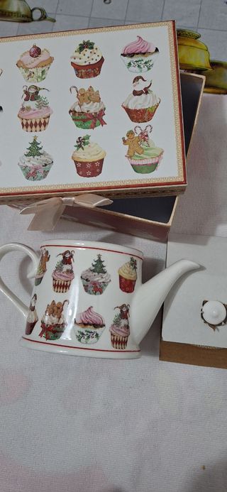 Teiera con decori festivi