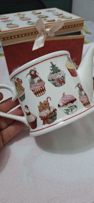 Teiera con decori festivi