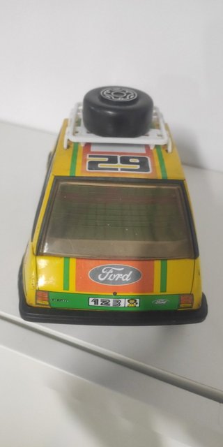 coche juguete Ford fiesta antiguo