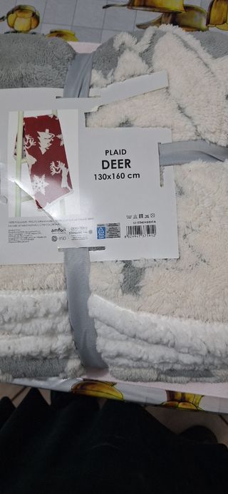 Plaid con decori natalizi su fondo grig