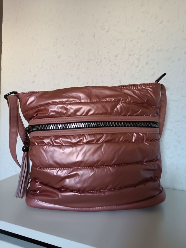 Bolso rosa satinado.