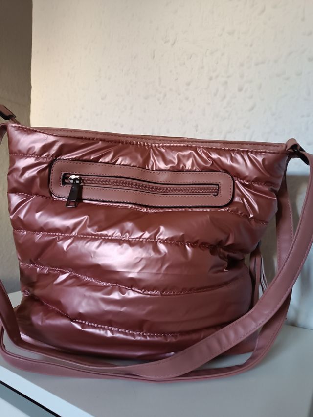 Bolso rosa satinado.
