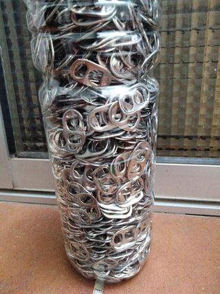 Botellas llena chapas redondas de latas