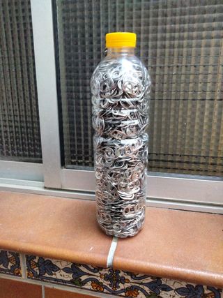 Botellas llena chapas redondas de latas