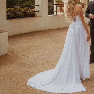 Vestido de novia romántico con flores, cola ajusta