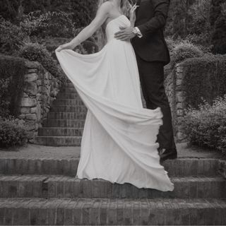 Vestido de novia romántico con flores, cola ajusta