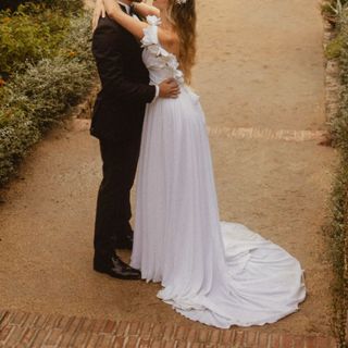 Vestido de novia romántico con flores, cola ajusta