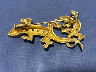Broche de plata chapada y circonitas lagartos