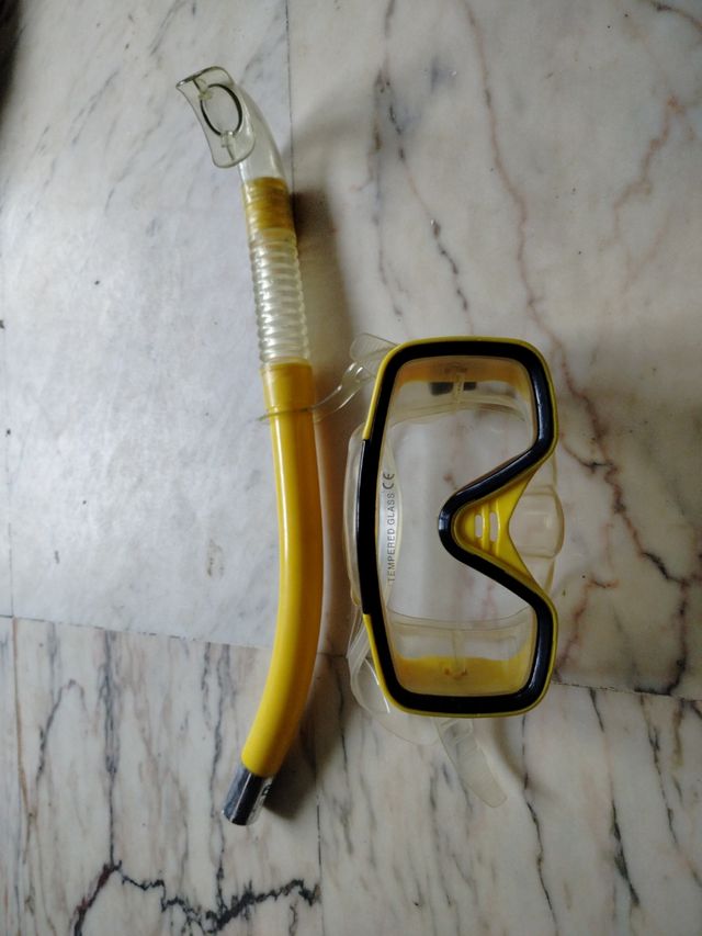 Occhiali e tubo da immersione