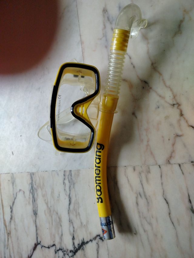 Occhiali e tubo da immersione