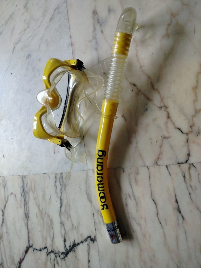 Occhiali e tubo da immersione