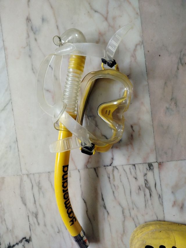 Occhiali e tubo da immersione