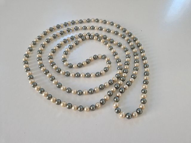 Collana di perle lunga e bicolore
